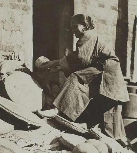 她是一名清朝刽子手的老婆，那些被砍下来的脑袋无人问领，就会被刽子手带回到自己的家