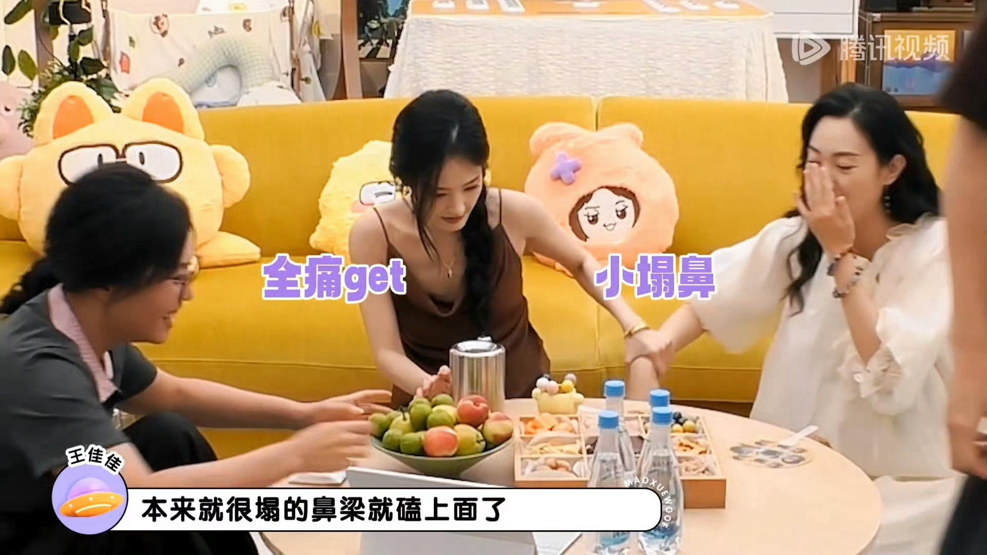 #李一桐用8公斤水杯喝水#李一桐的哑铃水杯8公斤，我拎一桶水都费劲。她端着这个喝水，手臂肌肉就是这么