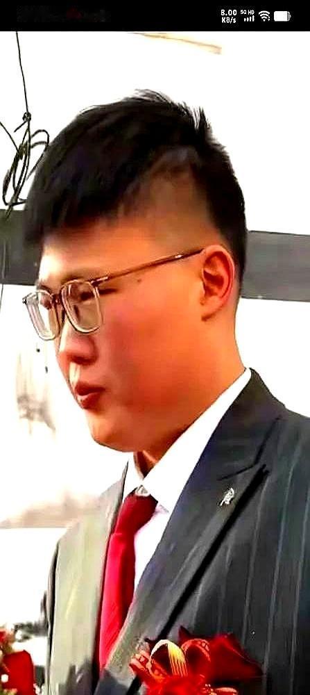 大衣哥那新女婿，回门直接拉了两车年货过来。后备箱塞得满满当当，牛奶火腿肠都