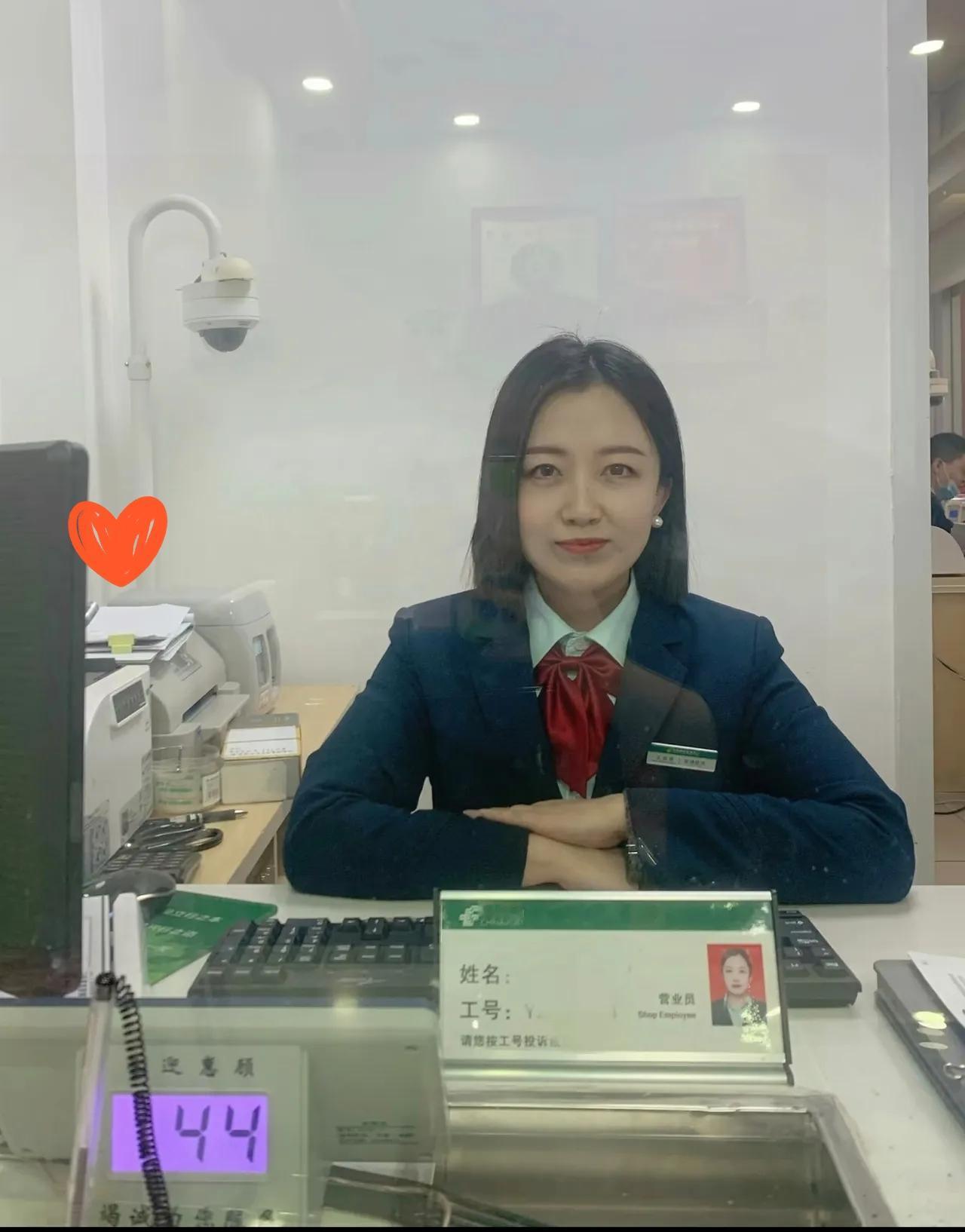 今年开始，有钱别存银行了！我表姐在邮政银行工作6年，从不把钱存银行，更不可能