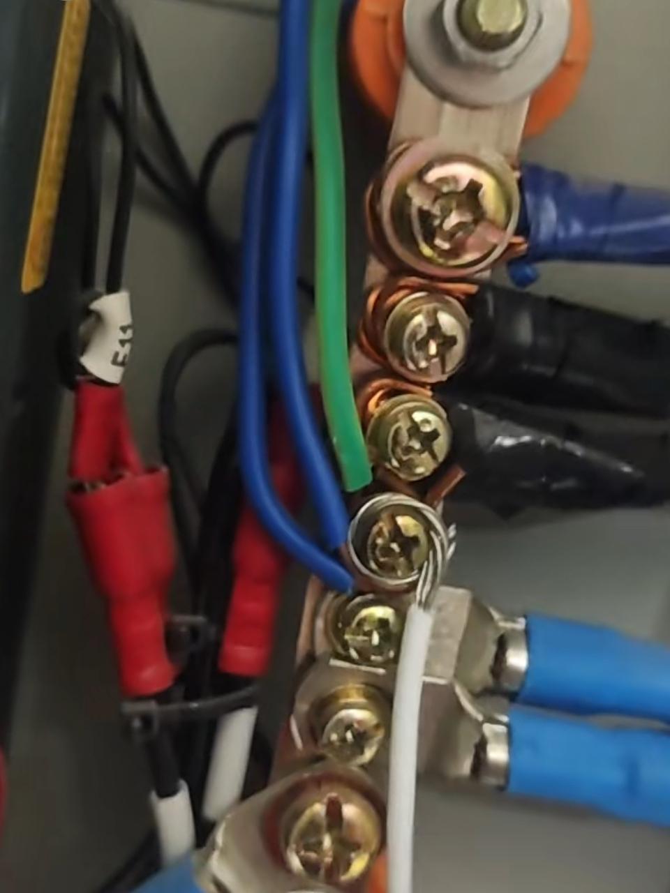 大炮电工来了，大家都过来看一看！前几天，公司新招了一位电工。听人事部的一