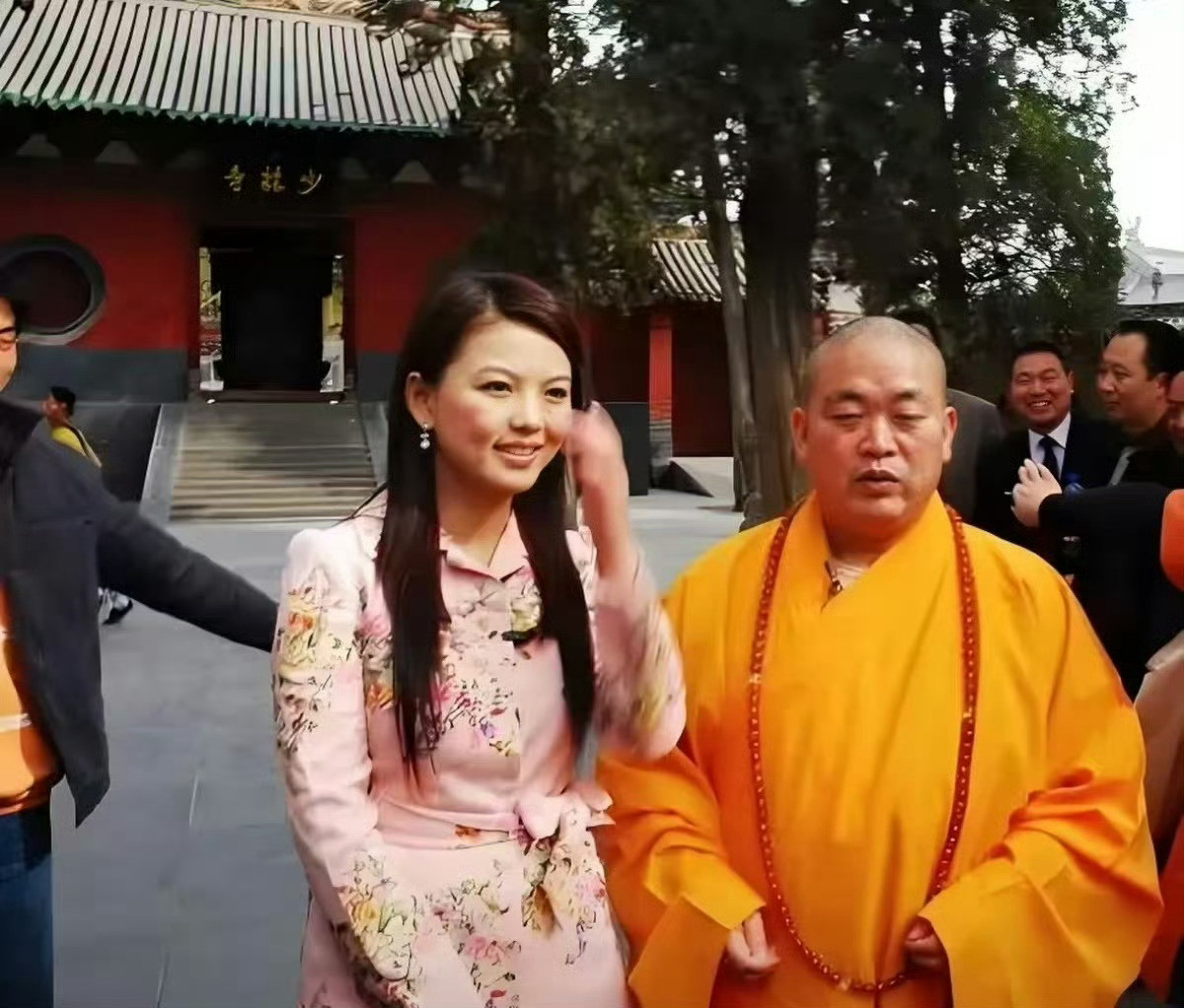 当年，李湘去少林寺采访释永信时的照片。当时的湘姐32岁，穿高跟鞋配粉色短裙，特别