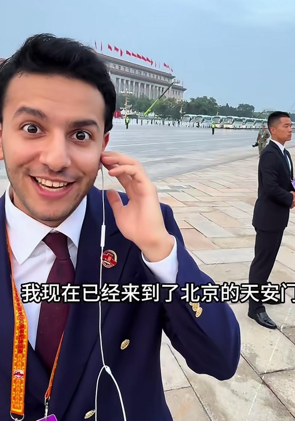由最开始的兴奋，到后来抹眼泪，外籍记者方浩明观看九三阅兵，为何如此动情？这次受