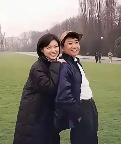 看到姜昆年轻时和周涛合作的剧照，一下就被拉回那个朴实的年代。1992年春晚后台，
