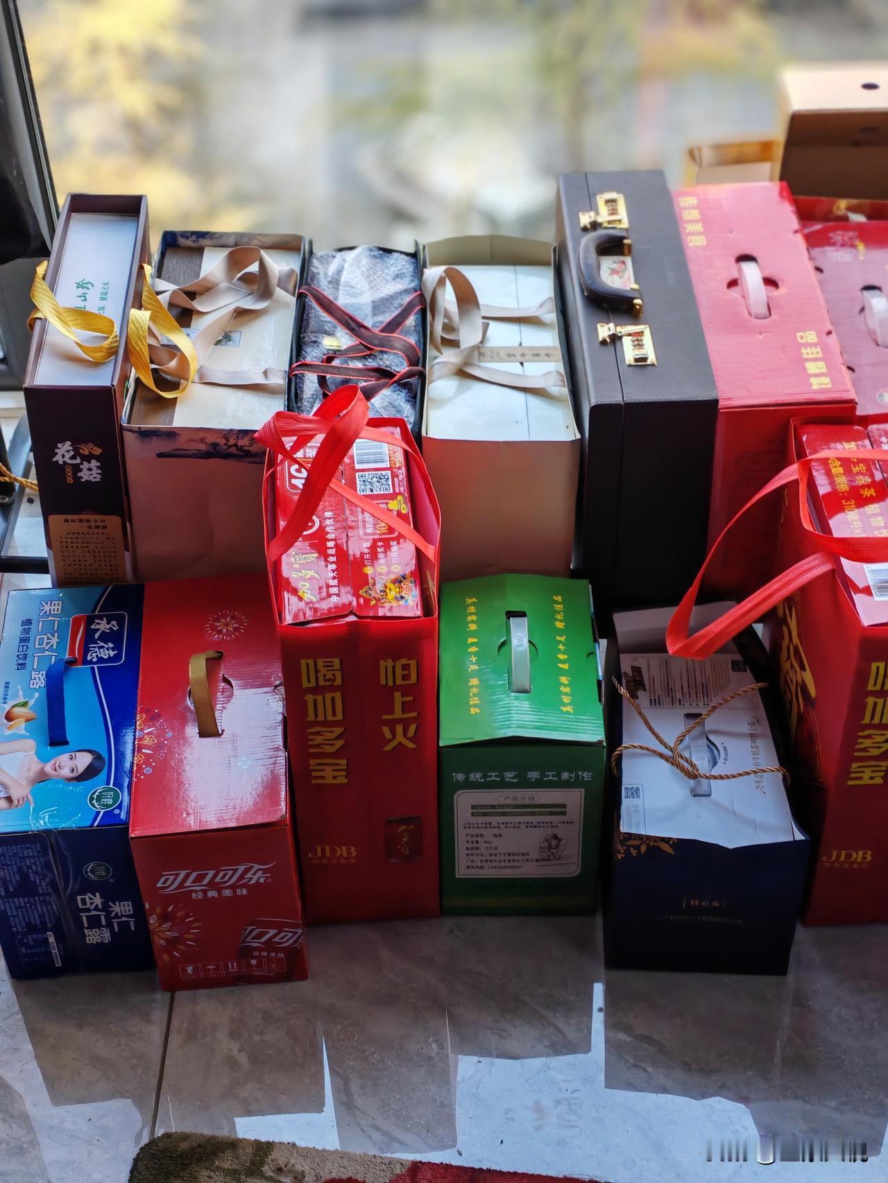 回到老家满满的年味。昨天晚上从天水老家回到西安，车里又叫亲戚把礼物放满