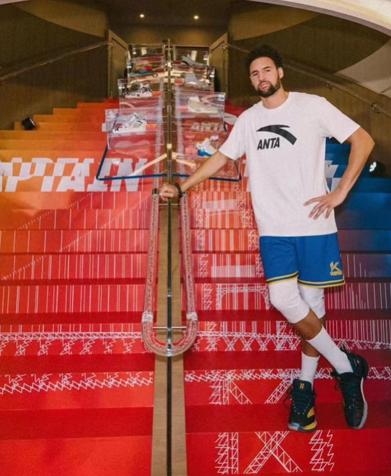 明日克莱将与安踏在洛杉矶进行终身合同签约恭喜克莱！CurrySoleNews克莱