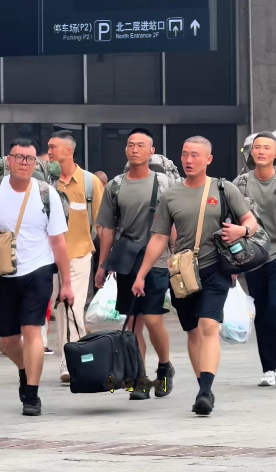 这就是男人的光辉岁月，可以吹一辈子了，好男儿就是要当兵报效祖国，这些小伙都是经过