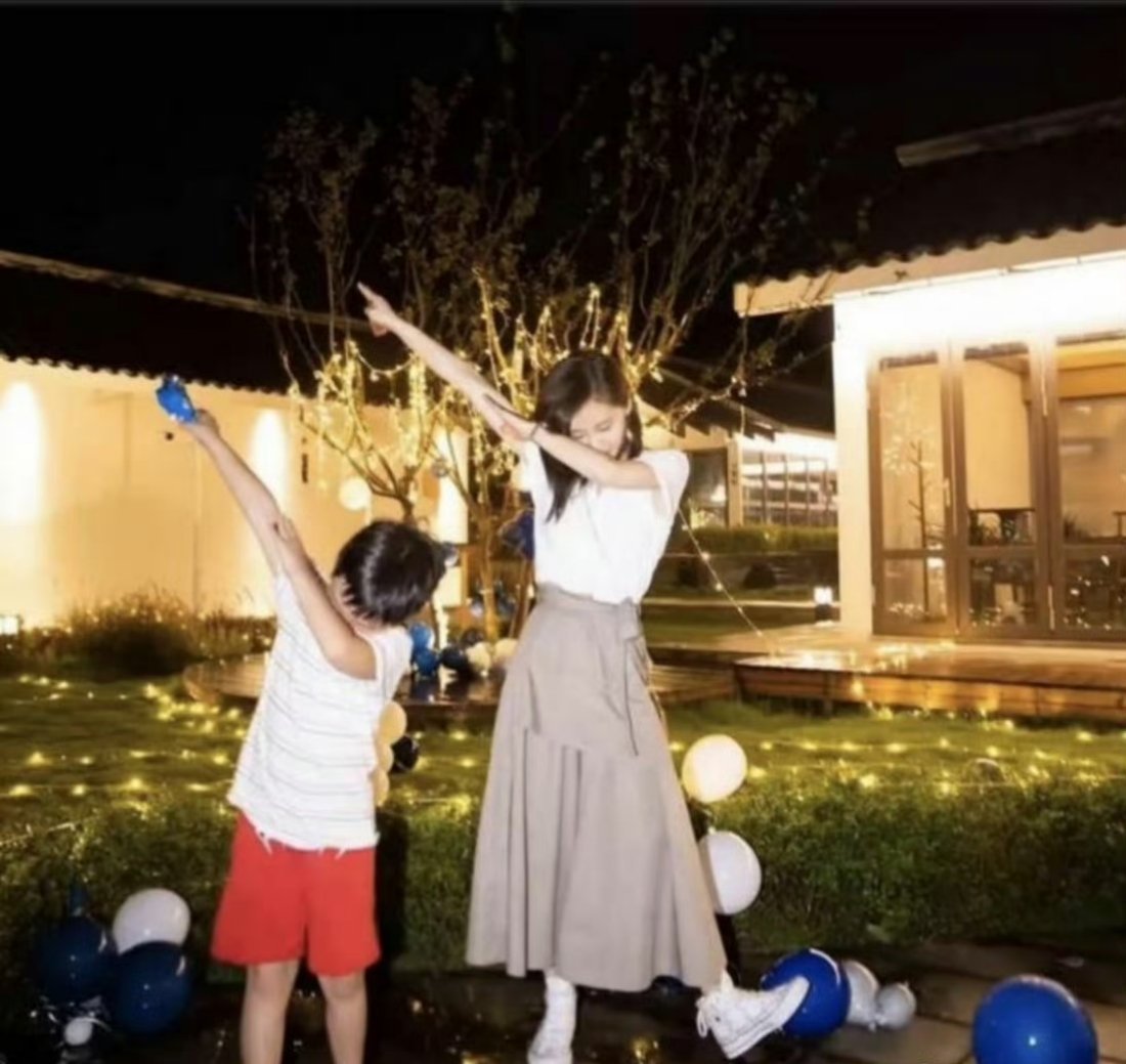 王子文儿子都这么大了小豆芽真的是越来越可爱啦，和妈妈一样高了都​​​