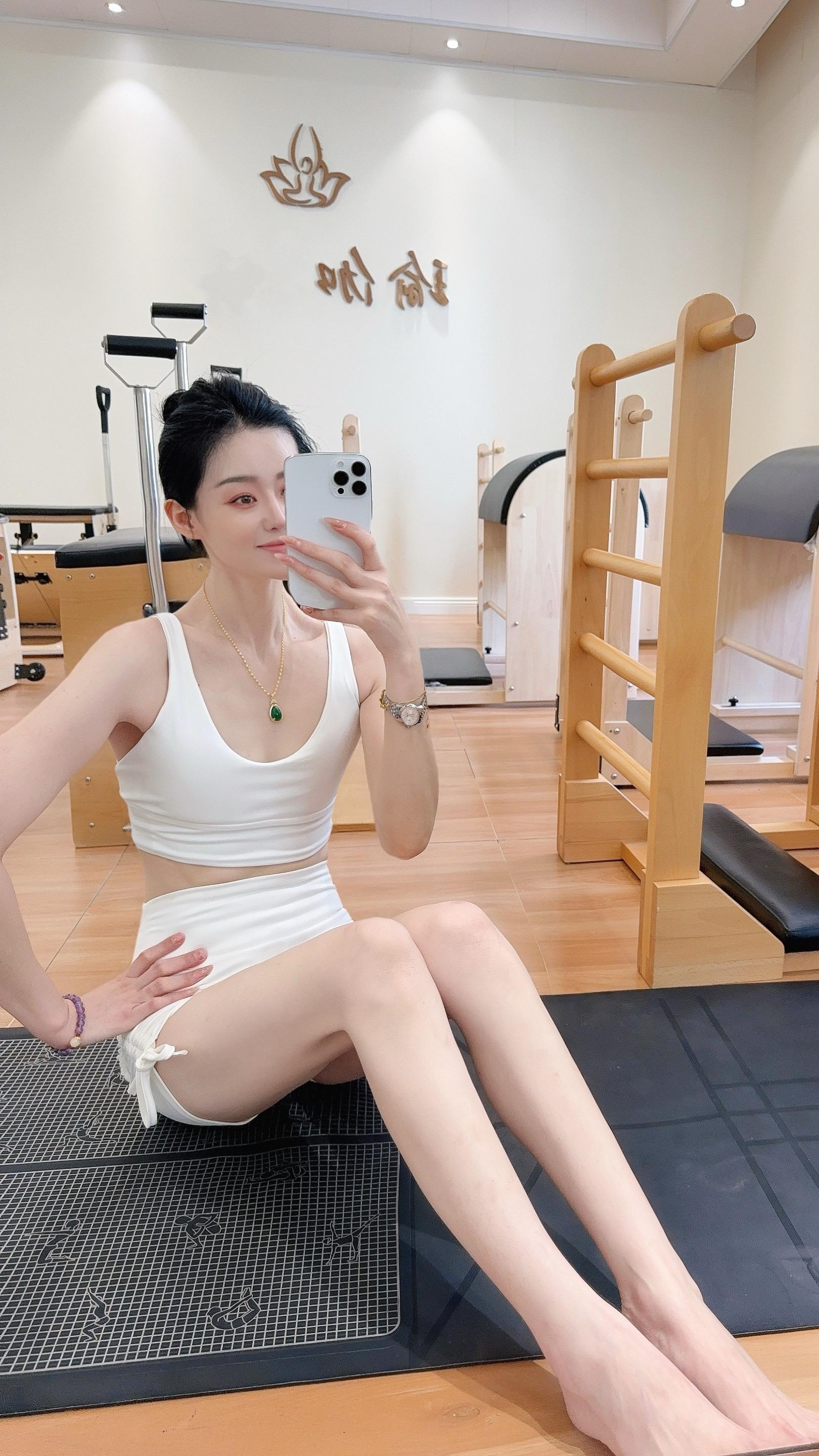 瑜伽女孩的日常 普拉提每天普拉提 直角肩