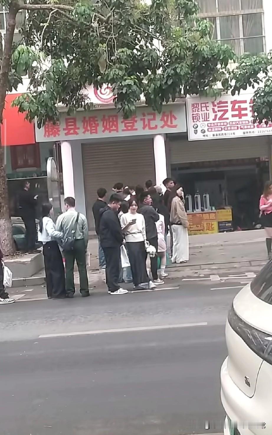 初八开工居然全是排队离婚的大年初八本该是开工讨彩头的好日子，刷到藤县婚姻登