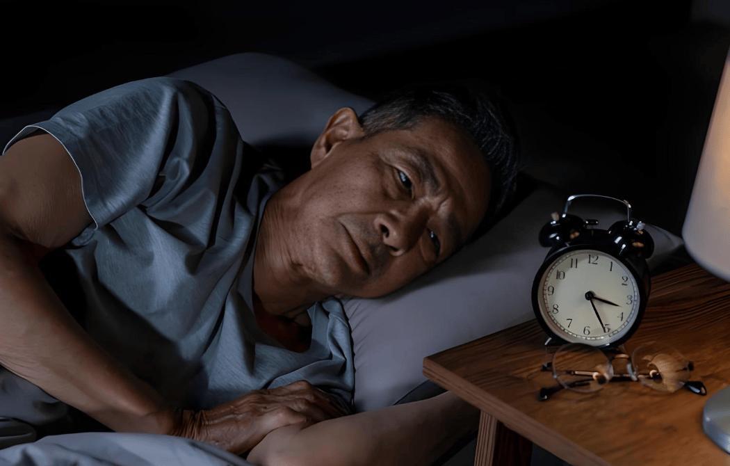 晚上十点前睡觉错了？医生提醒：过了65岁，睡觉要尽量做到这4点很多老年人一辈