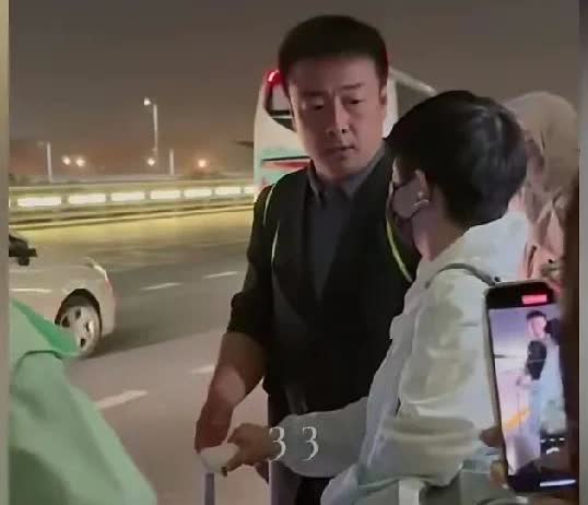莎莎:诶，我箱子去哪了？头哥:次次都你箱子不见了！头哥的胆子是真的大