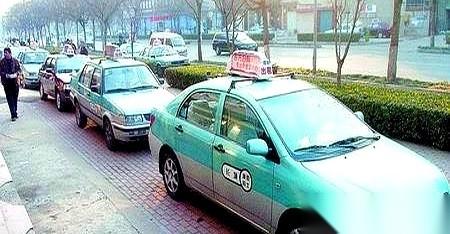 长春那个拉客的出租车视频，我看了。司机大哥那几句话，不像是在招揽生意，倒像是在