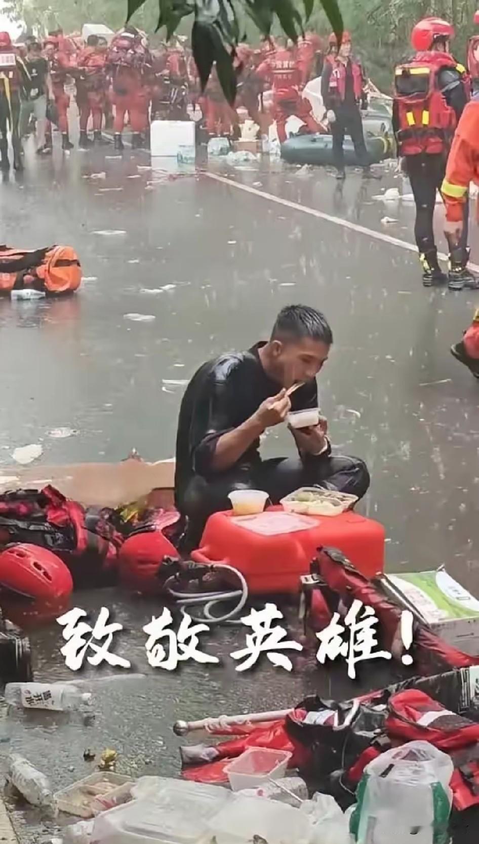 雨里吃饭，雨里睡觉，风雨里救人！很多人都在淋雨，附近就只有一个凉棚，没人进去躲雨