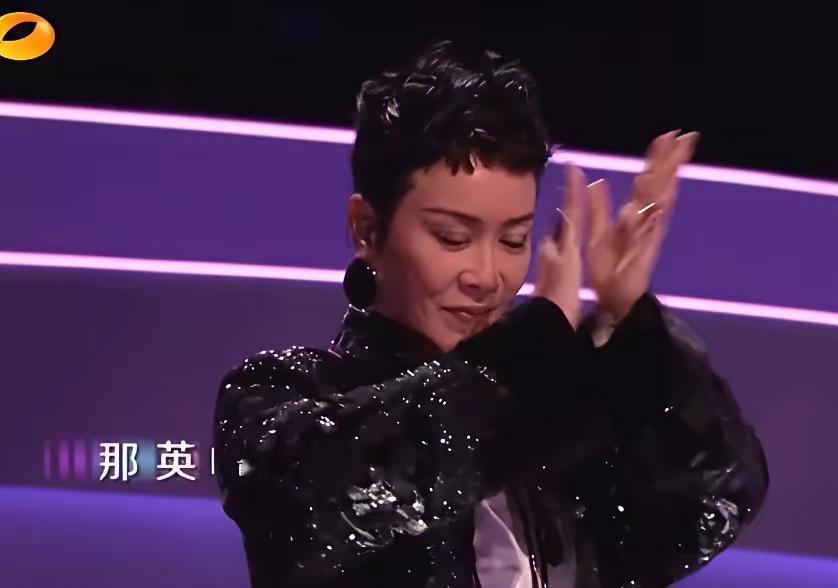 哈哈！那英这“狗啃式”短发，遭网友吐槽是跟窦靖童学的。那英总算换发型了，不再是