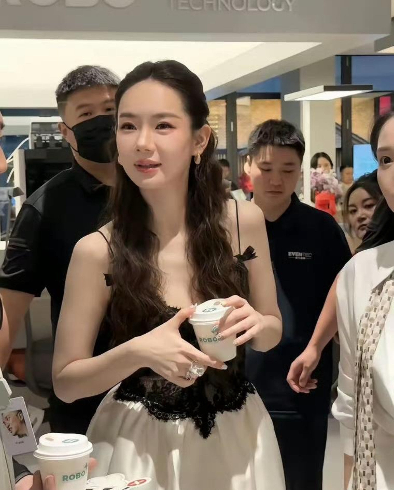 感觉戚薇的面相又变了，不会又医美了吧，脸不能经常动啊，否则会很严重的！还是喜欢早