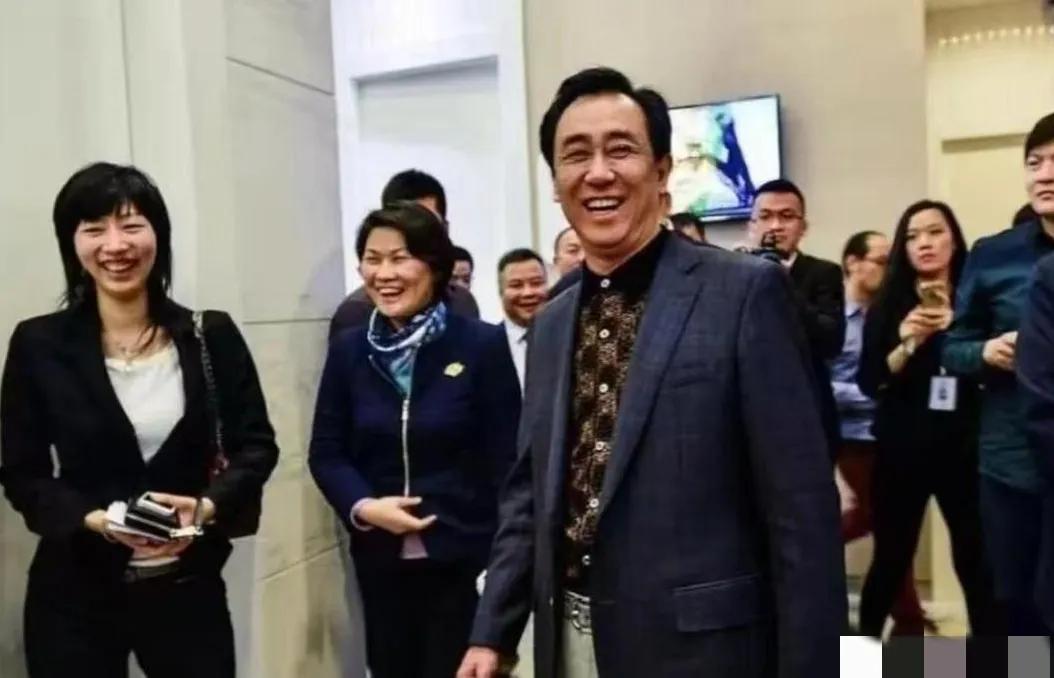 当年，许家印与恒大集团原常务副总裁谈朝晖出席活动时的一幕，这张同框照片记录了许家