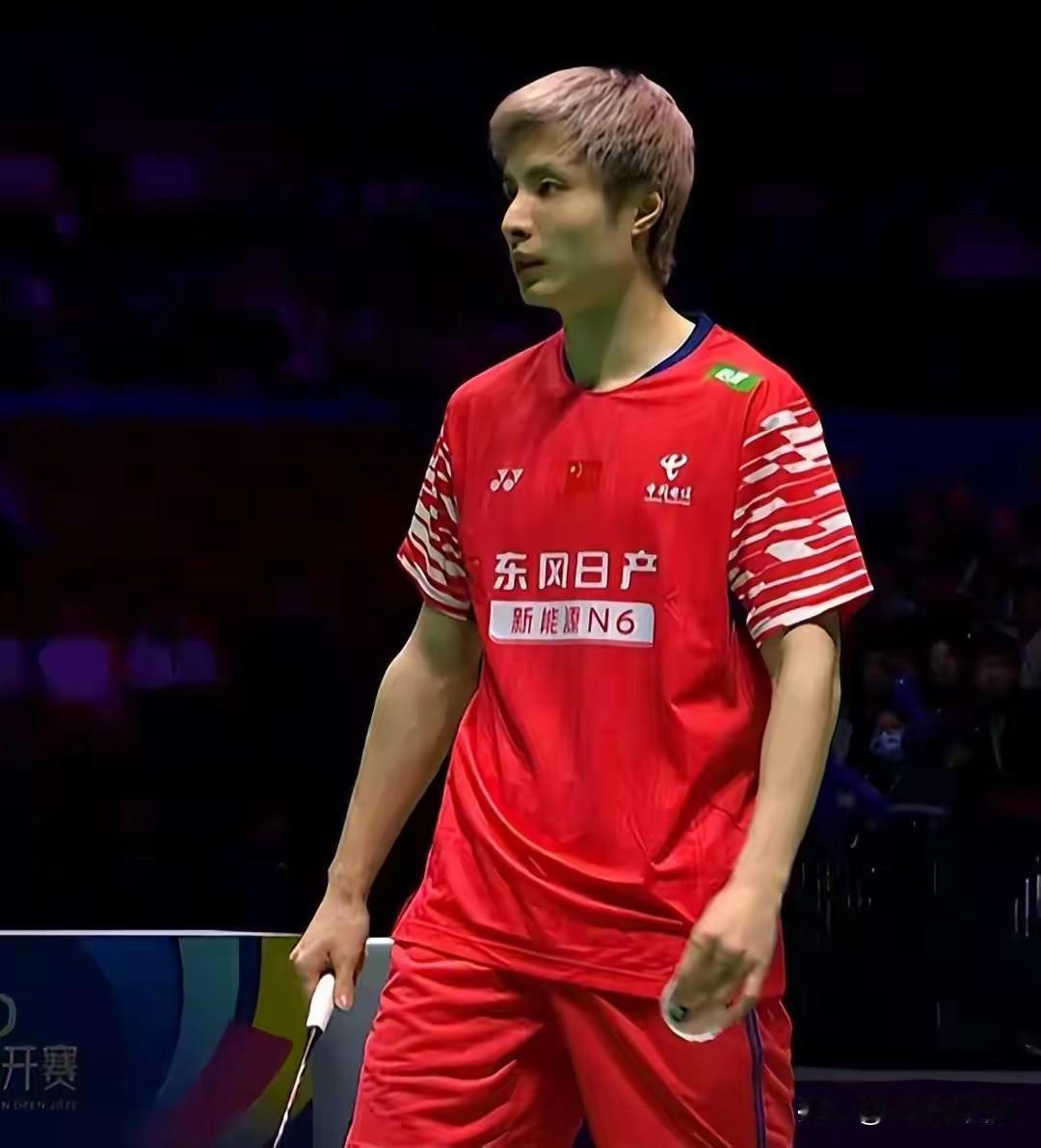 天王杯国际羽毛球公开赛首场半决赛，石宇奇以21-15、21-17击败法国小将拉尼