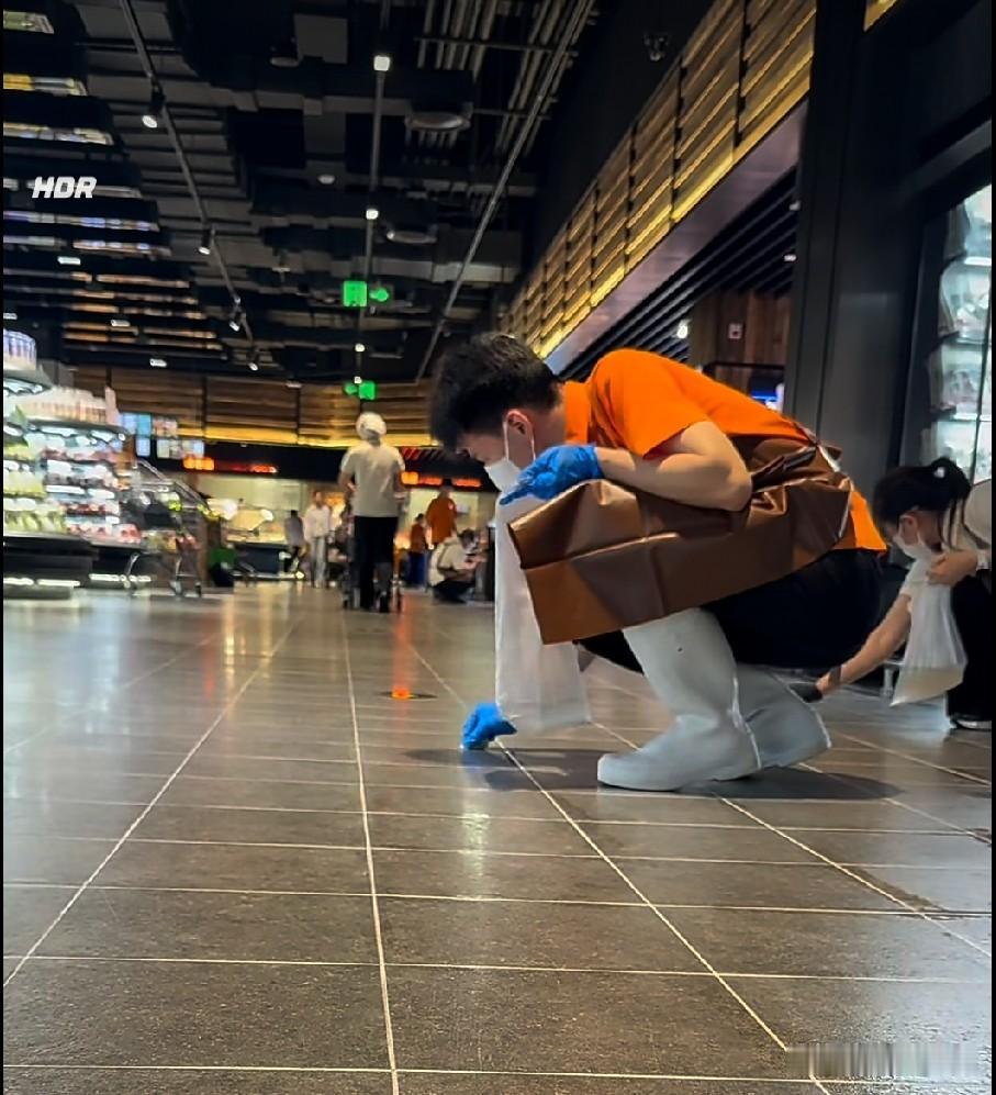 终于明白为啥胖东来一个保洁员的工资都能有8000多！胖东来的保洁岗，月薪确实