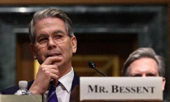 美联储听证会翻车了，贝森特一句“没看法”让所有人都愣住了。这不是普通吵架，是白