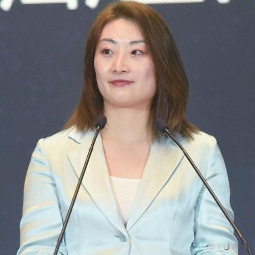 宗馥莉辞任娃哈哈董事长！一年劝退老臣、强制改签，改革太急了？娃哈哈这波变动