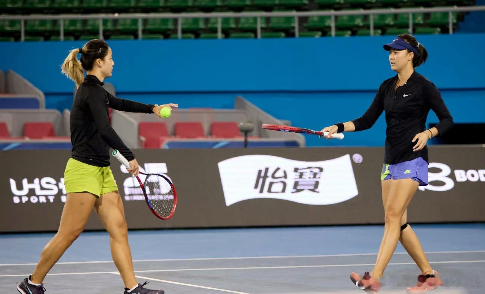 WTA125🇨🇳济南站女双1/4决赛[4]🇨🇳丰硕/🇭🇰张玮桓6-3