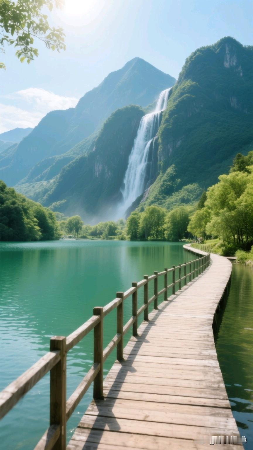 山间瀑布飞流直下，木桥蜿蜒入画来，静享自然之美。绝美瀑布风光瀑布风光