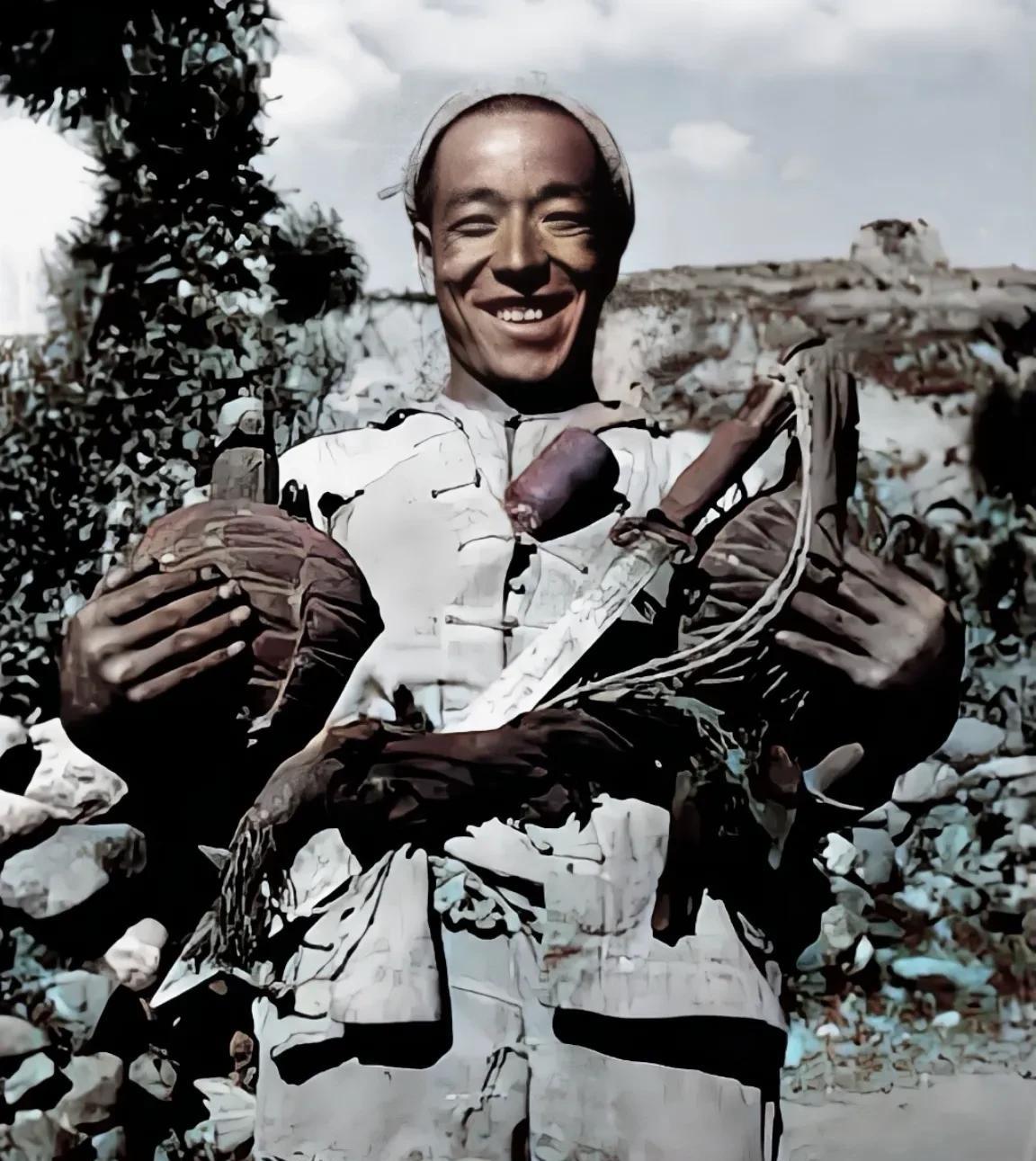 这是抗日战争时期的1938年延安民兵，中国人民在抗战时期物质匮乏，条件十分艰苦，