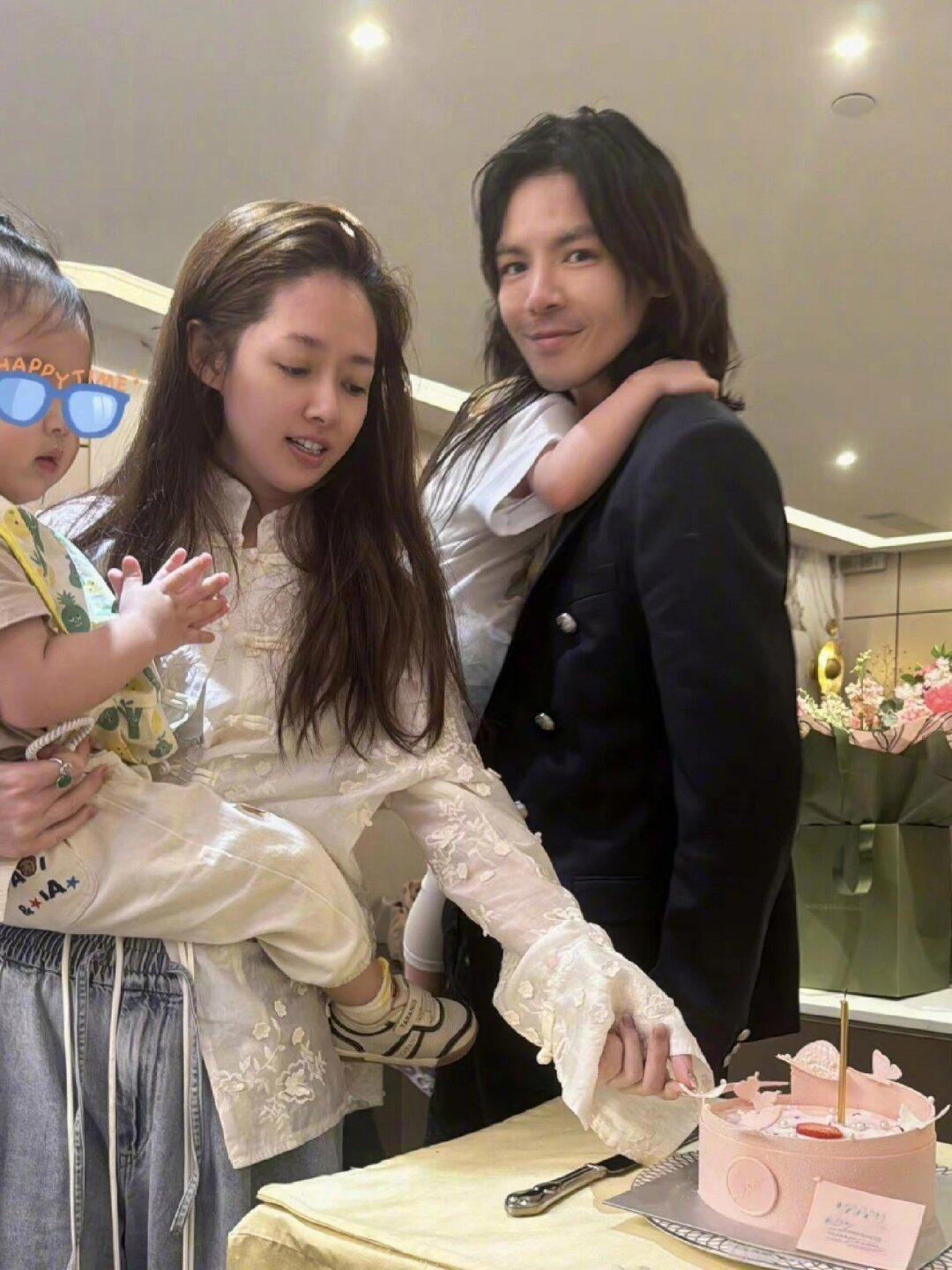 向佐光顾着p自己，却没注意旁边的郭碧婷硬生生被自己搞成了外星人….