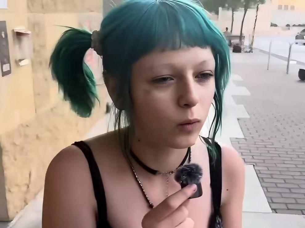 一幕奇观：美国奥斯汀斩杀线采访现场，16岁白人流浪汉女孩接受采访，旁边的华裔女孩