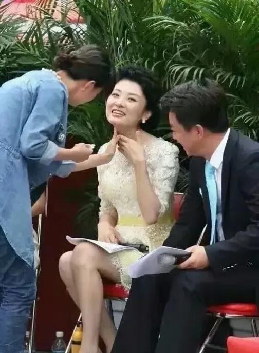 周涛、朱军当年做主持人，真是一对黄金搭档，他们主持节目时风趣幽默，气场强大，内涵