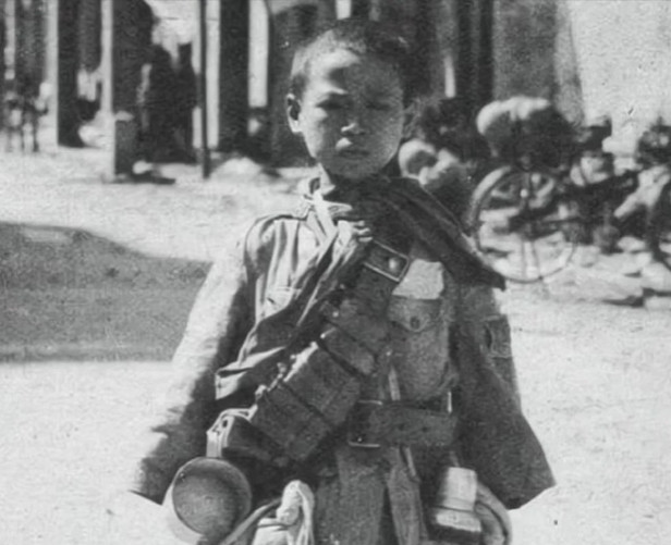 1945年，一16岁男孩因精通日语，被日军相中，当上日军翻译官，日本投降后，他却