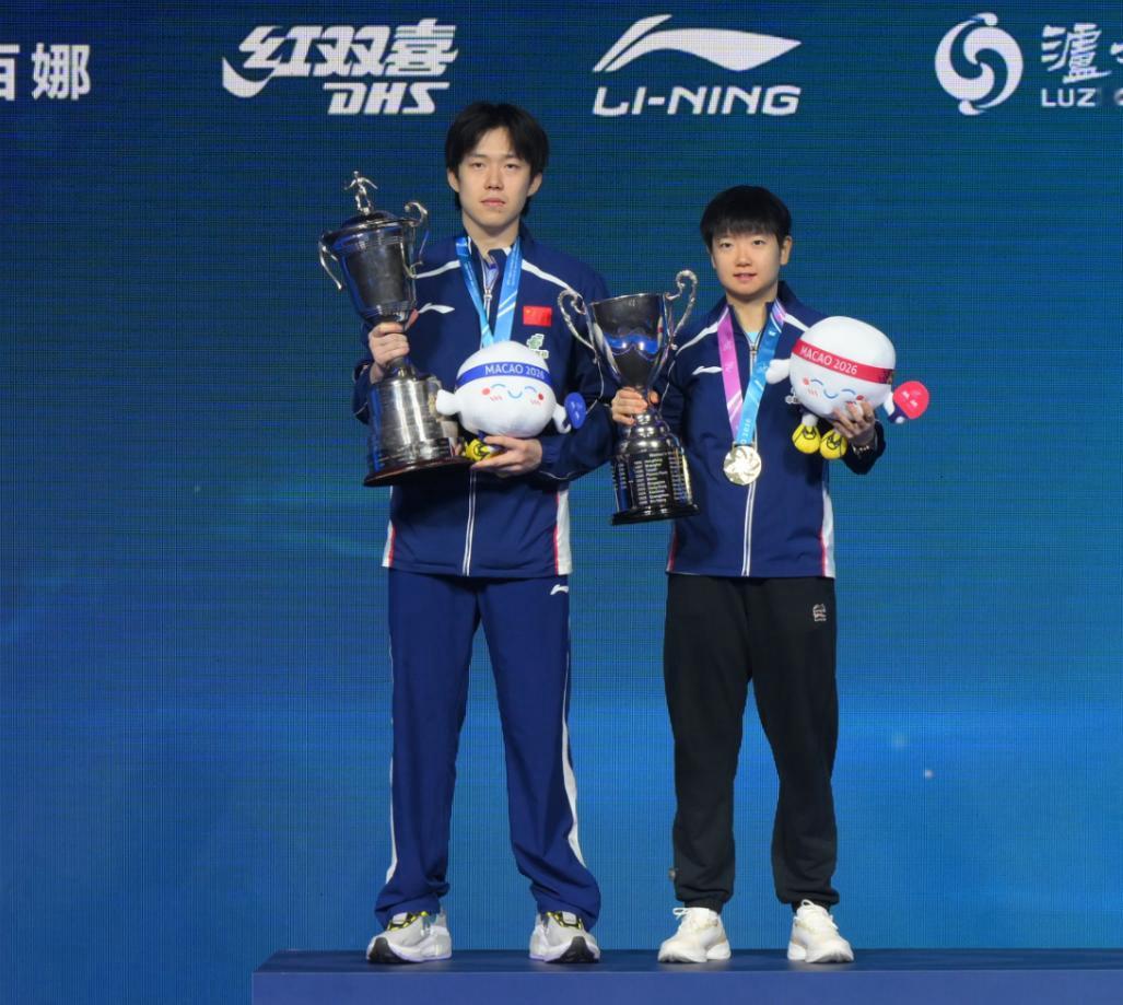 再度相逢！孙颖莎和王楚钦一起捧起奖杯，没想到一件小事争吵2次。2026年新加