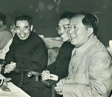 珍藏版老照片。1957年12月2日，毛泽东主席周恩来总理与中华全国总工会主席赖