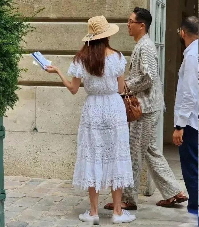 街头偶遇✨51岁林志玲与丈夫黑泽良平法国旅行游客拍下路人背影，二人并肩漫步街头穿