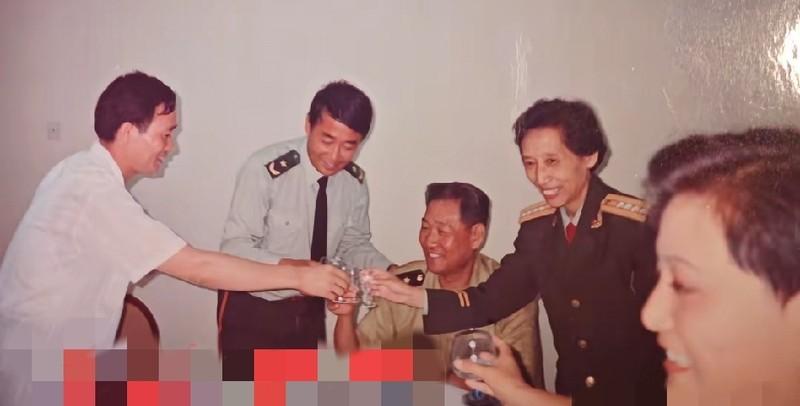 90年代，武警水电第三总队在羊卓雍湖电站建设时期庆功聚餐时的一幕，身着深色军装女