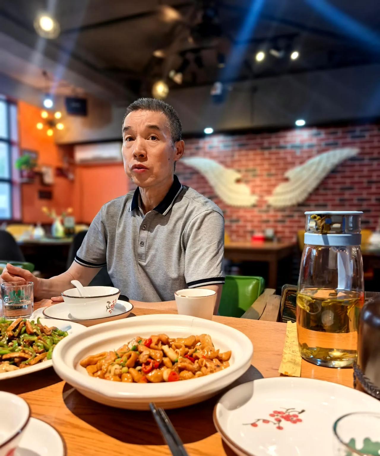 老李最近比较郁闷，他给儿子买的房子又降价了，他每个月还要还房贷6千多。现在他打了