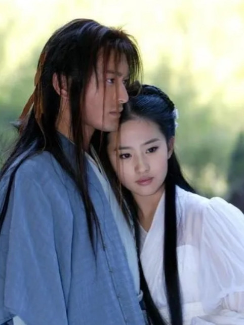 2005年，张纪中筹拍《神雕侠侣》时，刘亦菲在拍完一场戏后，哭着说：“有人对我动