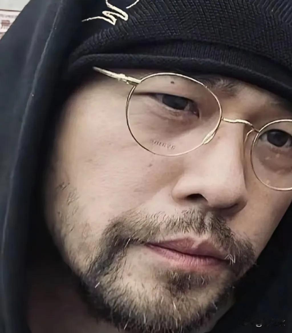 周杰伦的花期真的是好短，他好像才四十几岁吧，但他的近照看起来如此的沧桑，眼神也是