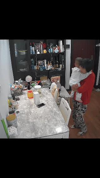 婆婆：这届年轻人套路深啊！晚饭时，女子看着桌上饭菜，实在提不起劲，可又怕婆