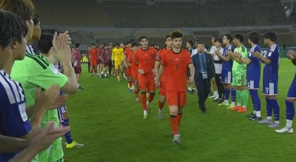 [捂脸哭]日本列队给中国鼓掌？怎么我看着有点尴尬，看看刘浩帆的脸色就知道了！何况人