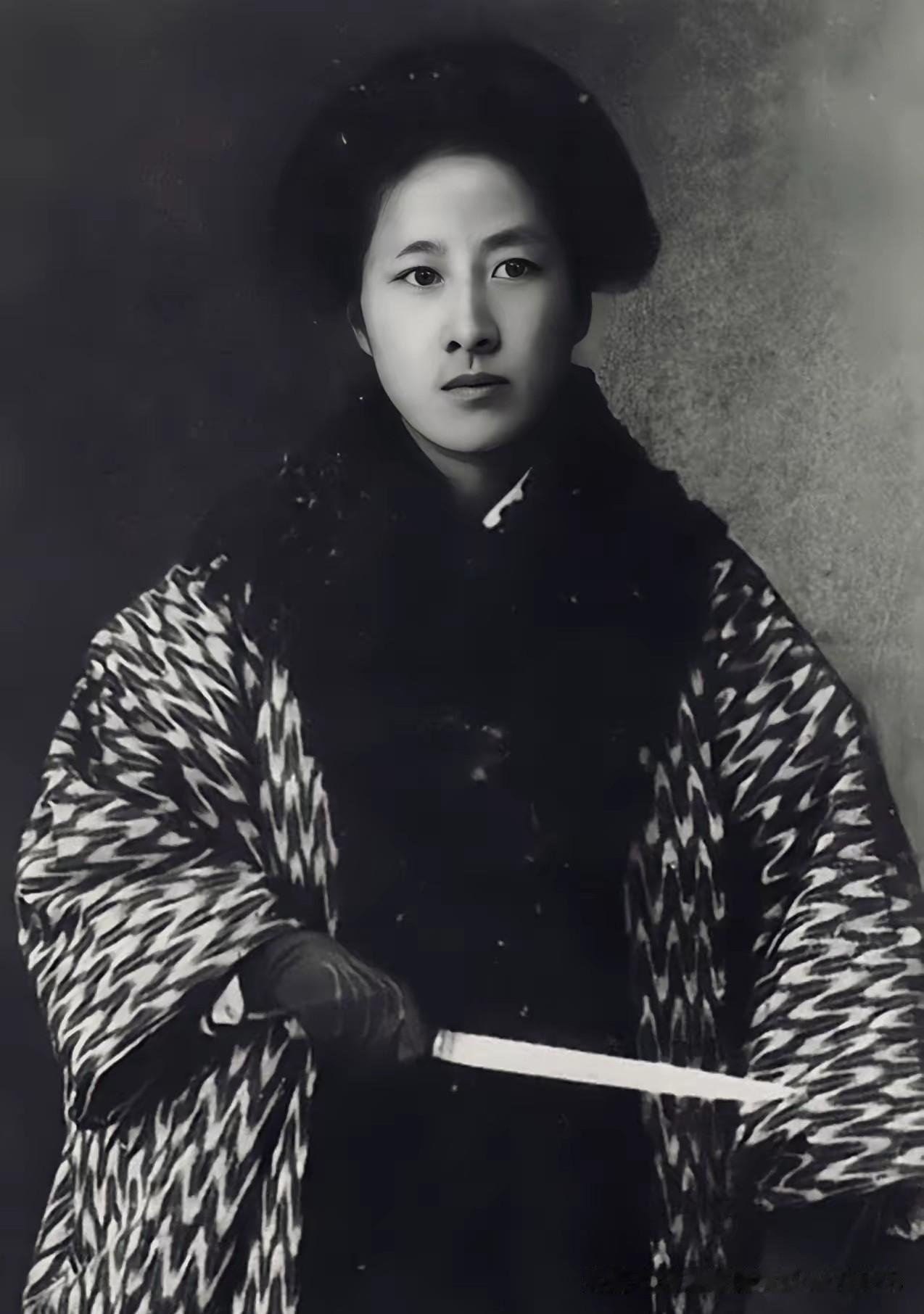 1907年，秋瑾临死前夕，山阴县令对秋瑾说：“我本欲救你一命，但我位卑言轻，无
