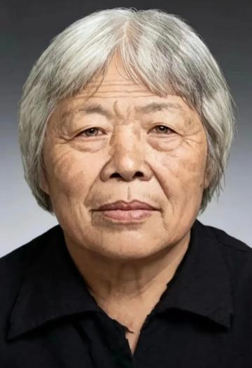 梅姨就住在广州梅园的一个出租屋内，那些时常与她碰面的街坊网友回忆说，她生得一张清