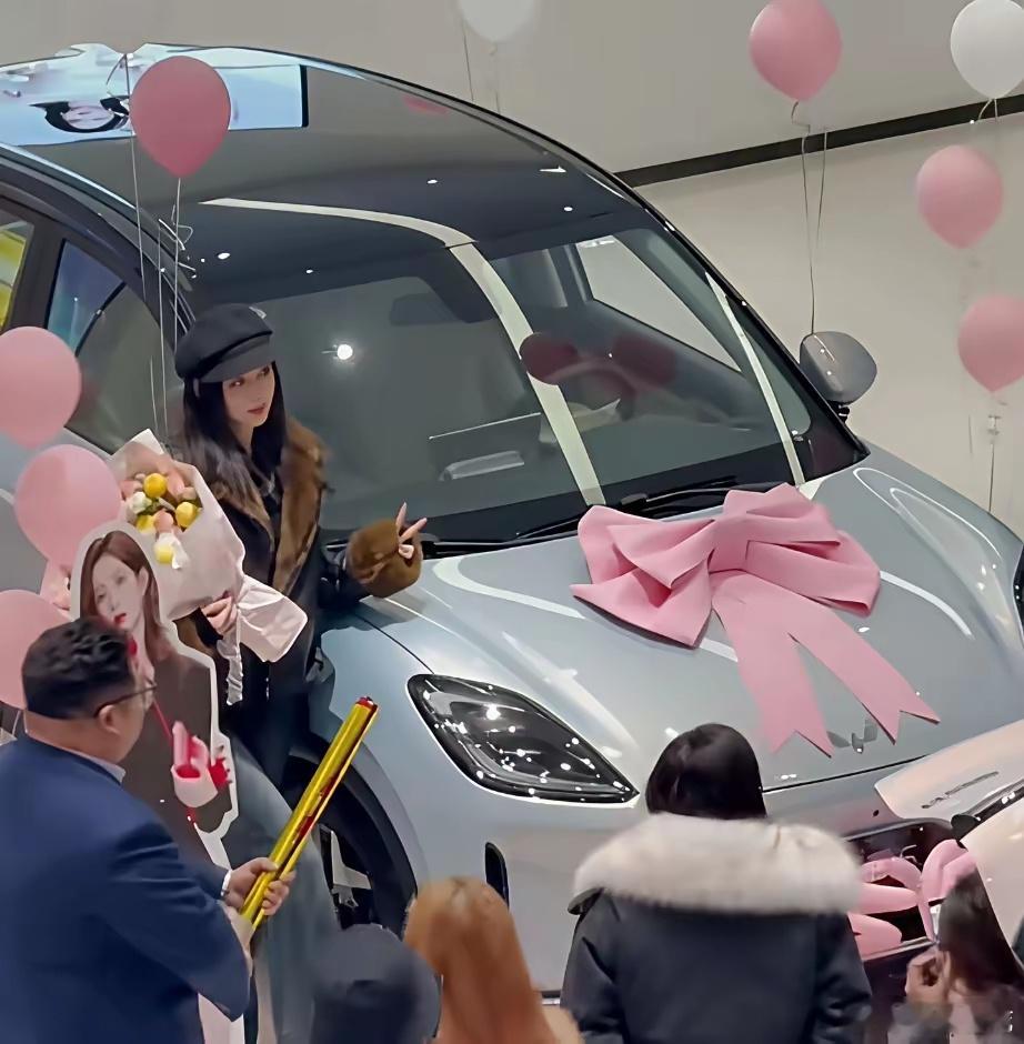 孟子义也太大方了吧，大过年的直接给助理送车，只是这车价格有些便宜，竟然才6000