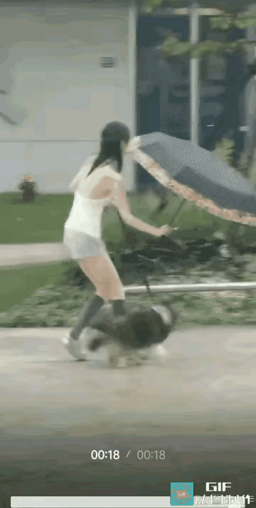 露背女爱狗爱出新高度！一位穿着时髦的露背装，牛仔短裤的女子，爱狗那就一个周到