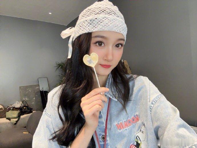 关晓彤白色编织帽也太有feel了吧，感觉关晓彤真的很适合这样的造型，没人能拒绝关