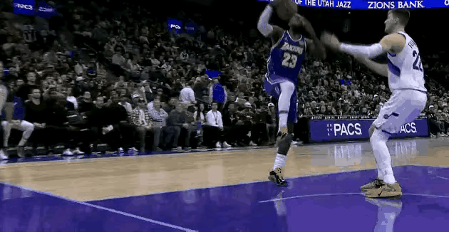 41岁了，你信吗？扣篮这么强劲，连走步都那么自如！