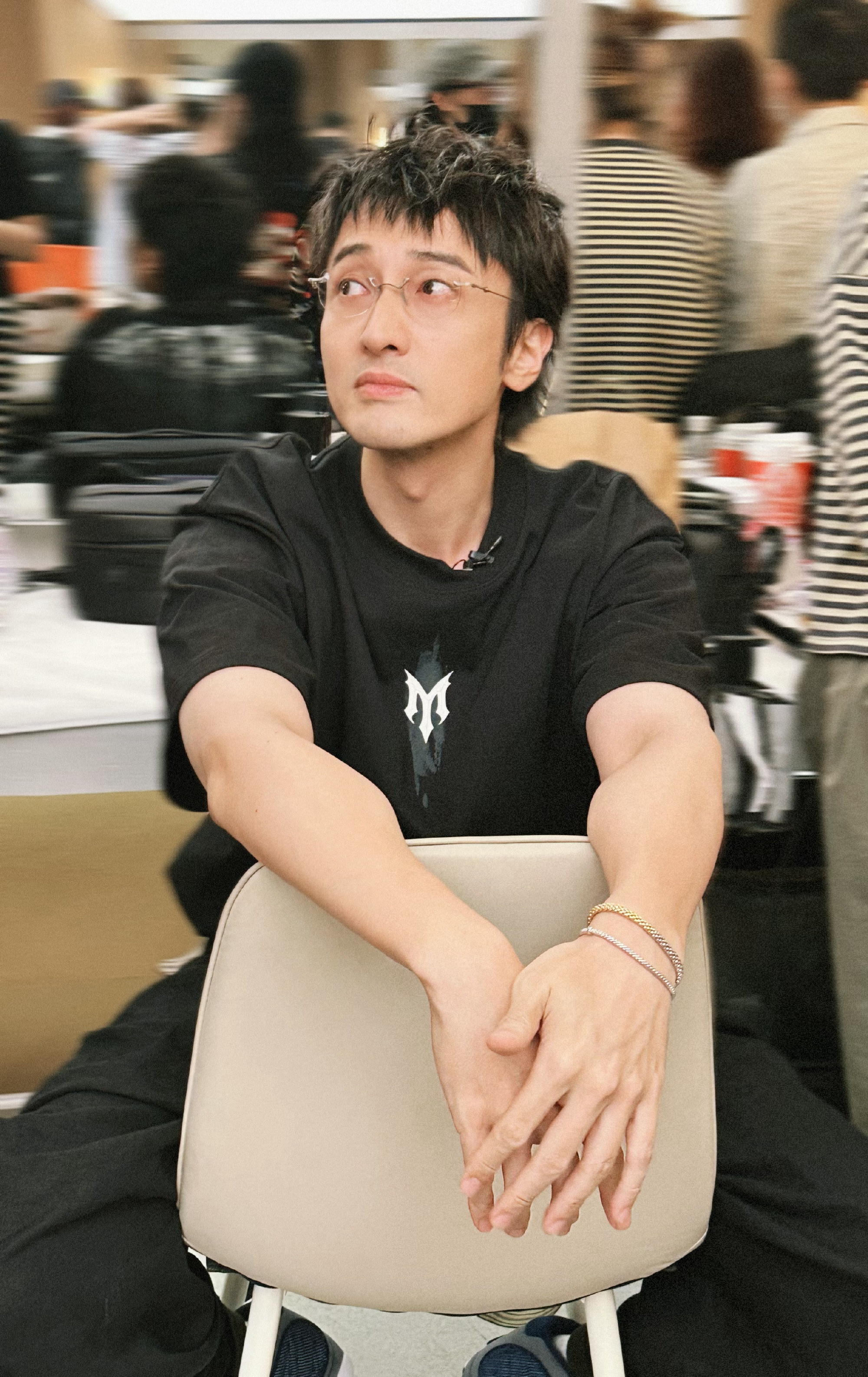 1.王传君拍电影的片酬其实并不是很高，而且因为接不到商务代言，所以就只能靠参加综