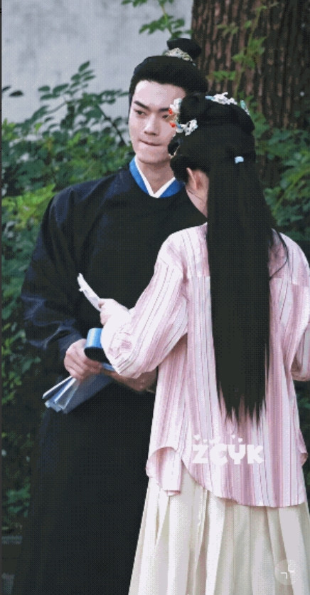 许凯和女主对戏时，也不多看女主，眼睛总是瞅着别的地方，而女主跟在许凯旁边，咧着大