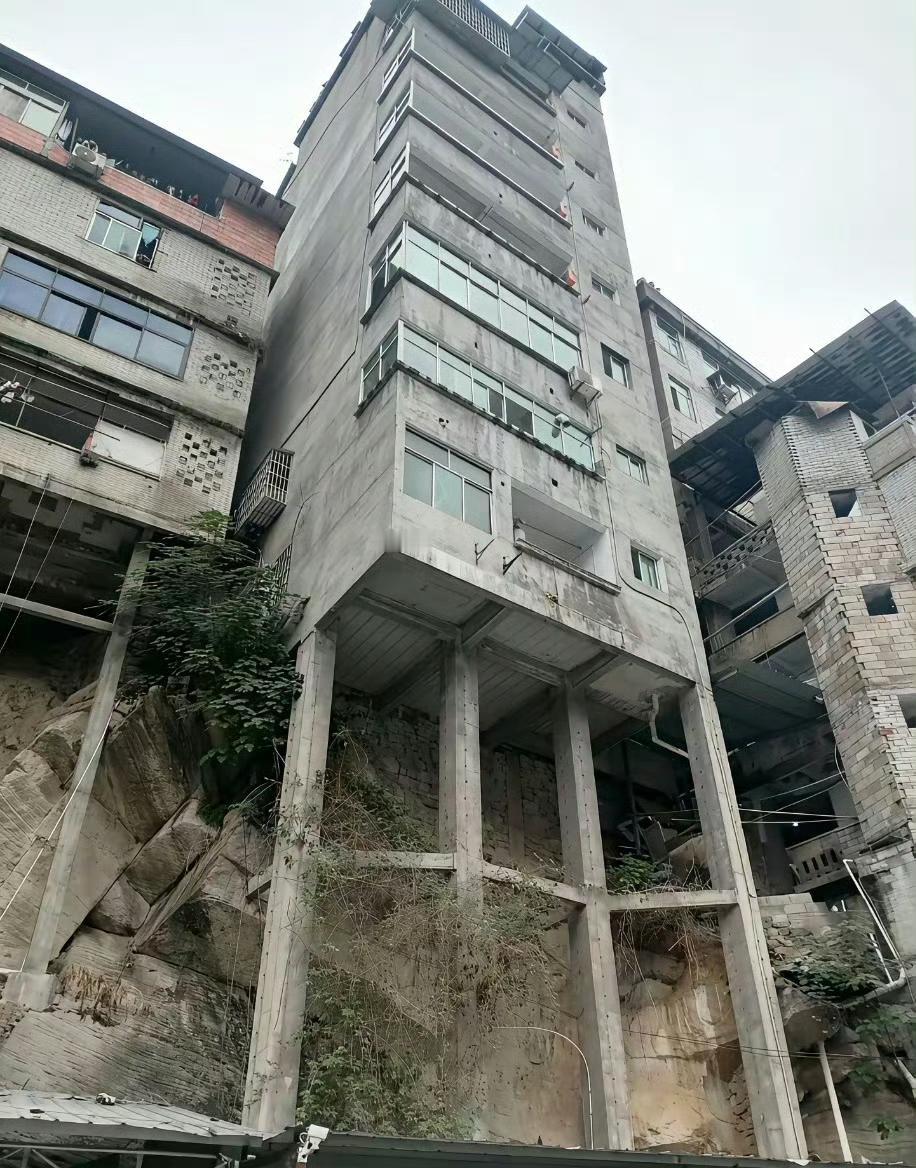 一个敢建，一个敢住！这种建筑也太危险了吧！连基本的地基也没有，还敢建那么多层，没